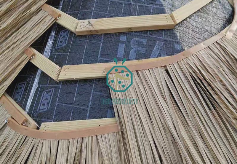 Installazione di coperture in paglia sintetica makuti a ombrello