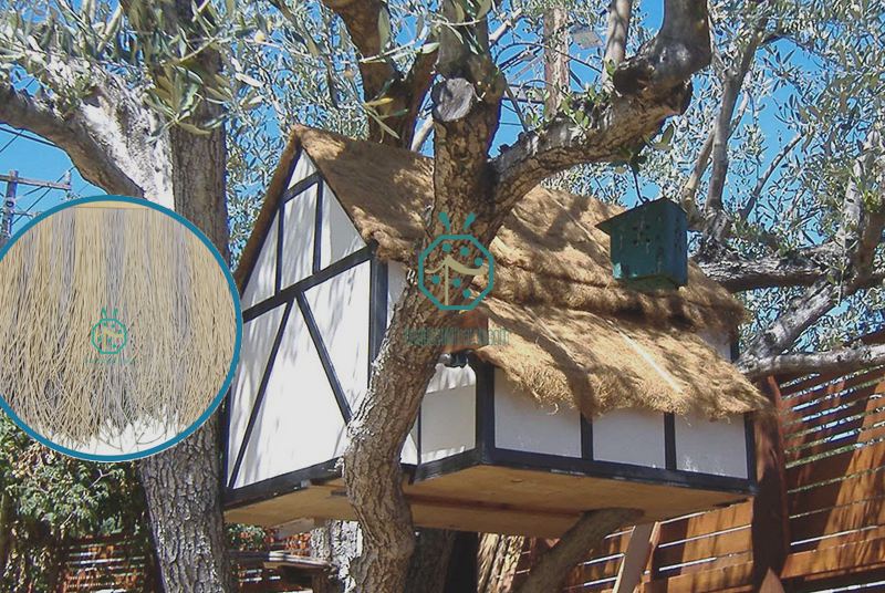 Bella casa sull'albero tetto di paglia artificiale per la decorazione della villa dell'hotel di montagna