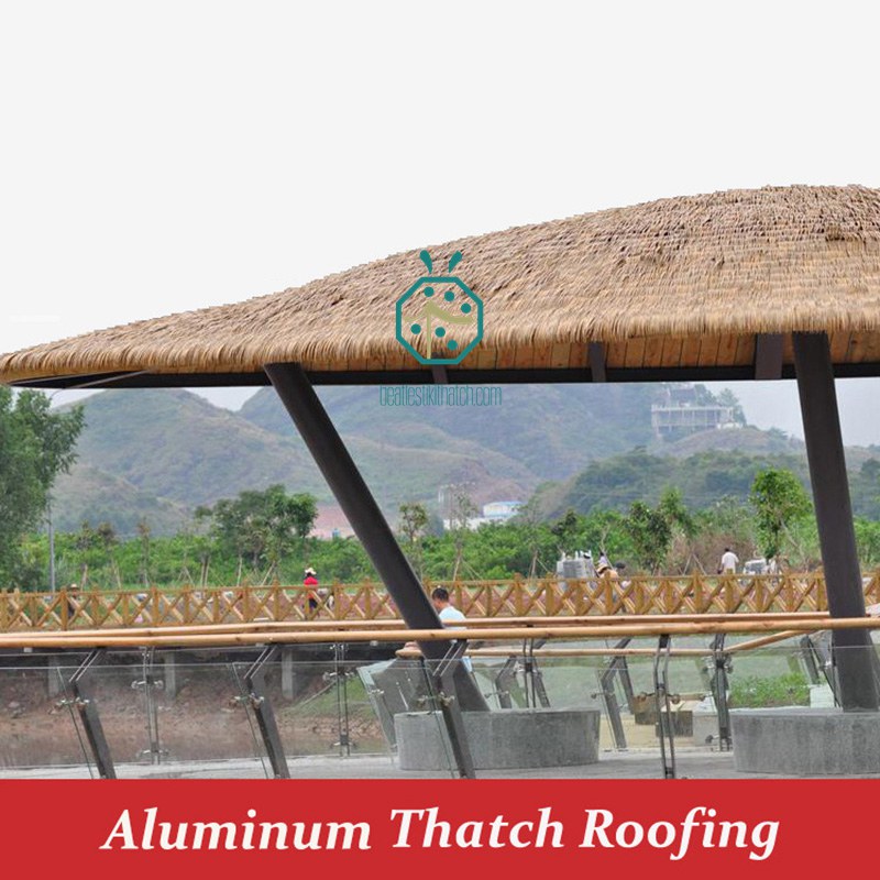 Varie applicazioni per pannelli di tetto in paglia di alluminio, come gazebo del parco, padiglione dello zoo, pergolato del centro commerciale, tettoia in legno del ristorante