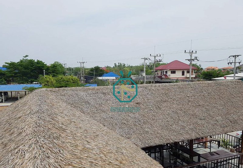 Finta copertura del tetto in paglia Alang Alang per la costruzione di capanne di padiglioni di ristoranti turistici in punti panoramici