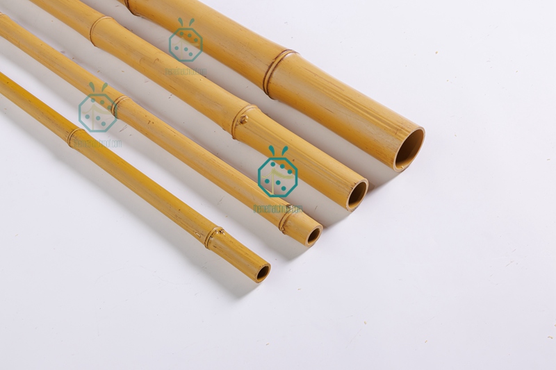 Il finto bambù è realizzato con tubi in PVC e verniciato per sembrare veri pali di bambù